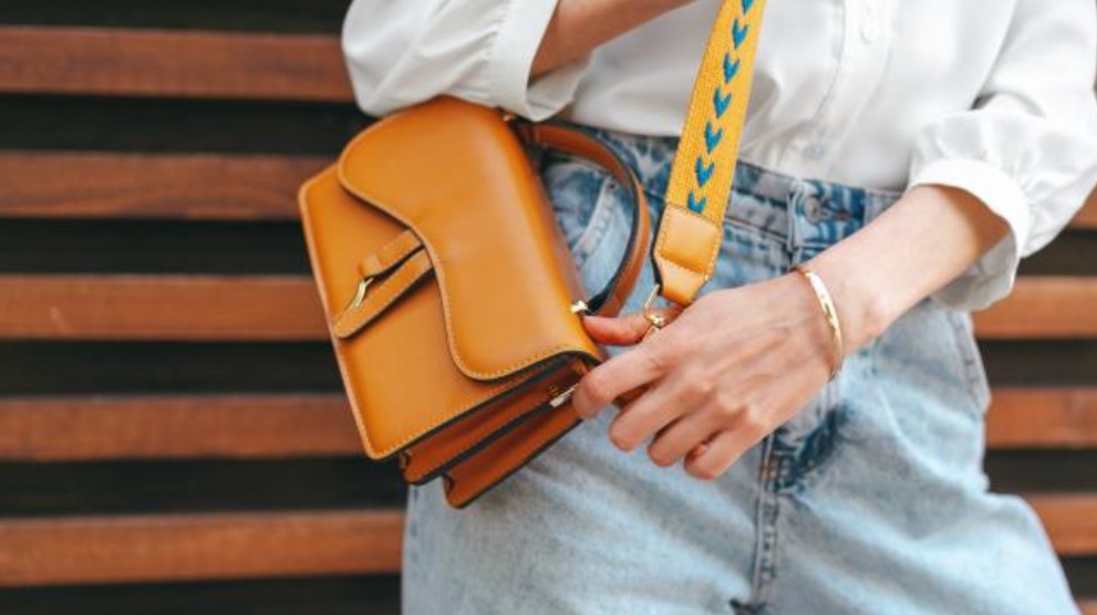 Sling Bags vs. Crossbody Bags: Which One Should You Choose?